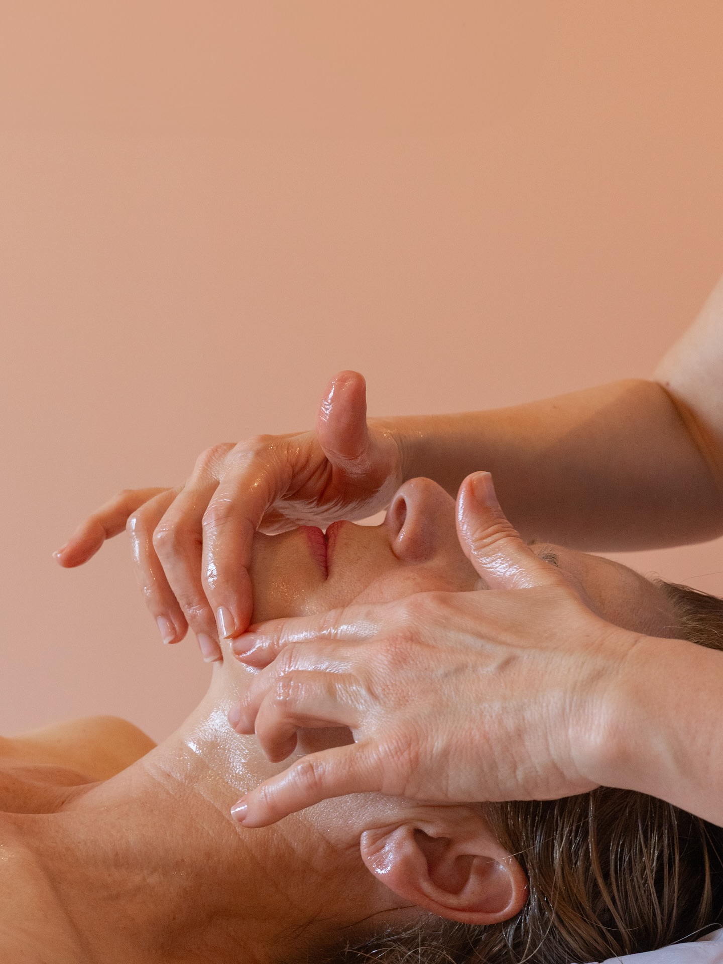 Massage du visage et de la nuque à l'institut Douce Beauté