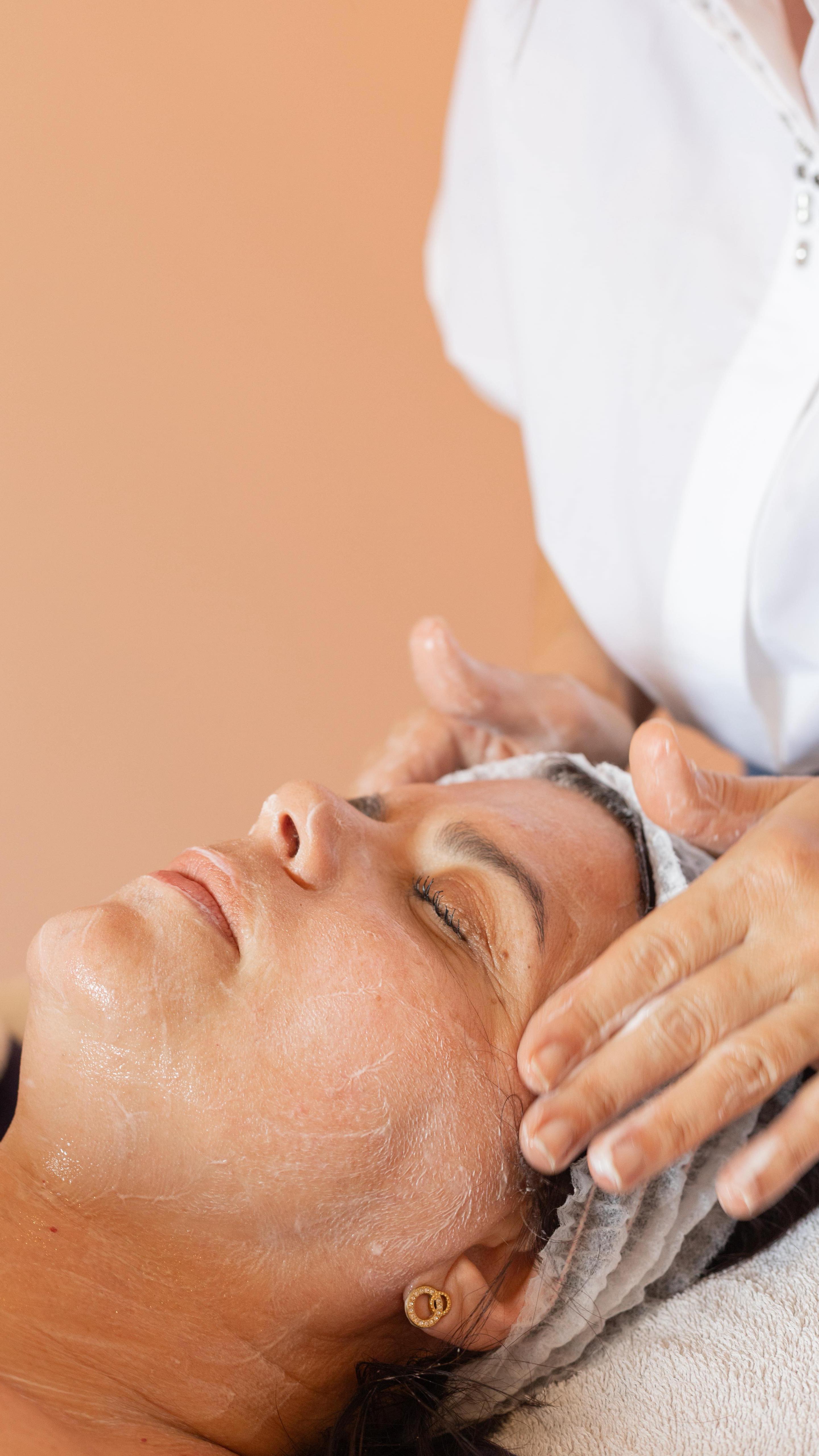 Soin du visage manuel à l'institut Douce Beauté